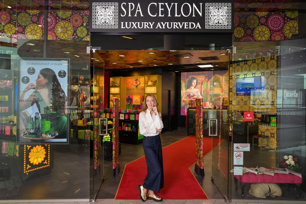 Táňa Lachová v predajni Spa Ceylon v Bratislave.  Foto - archív T.L. 