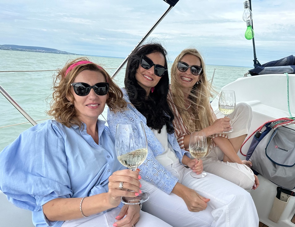 Jachting na Balatone je aj pre dámy. Foto - BOAT IT UP
